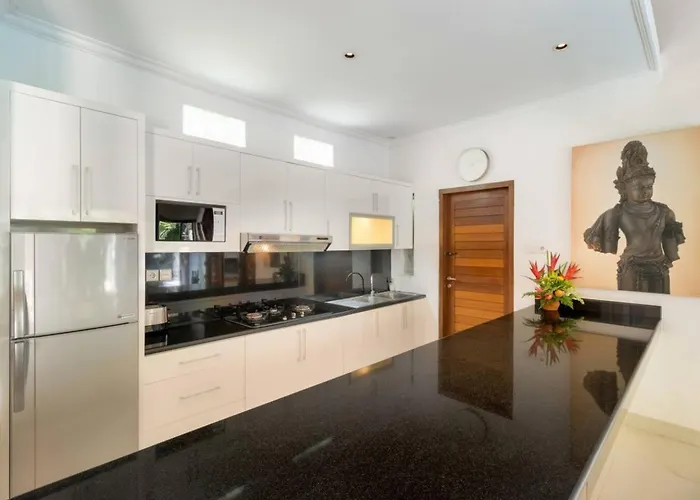Super Value 3 Bed, Central Seminyak, Walk To Beach